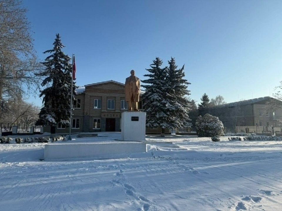 “Візитівкою” окупованих населених пунктів Херсонщини став “реанімований” вождь революції. Олешки, 2026 рік. Фото з окупаційних соцмереж
