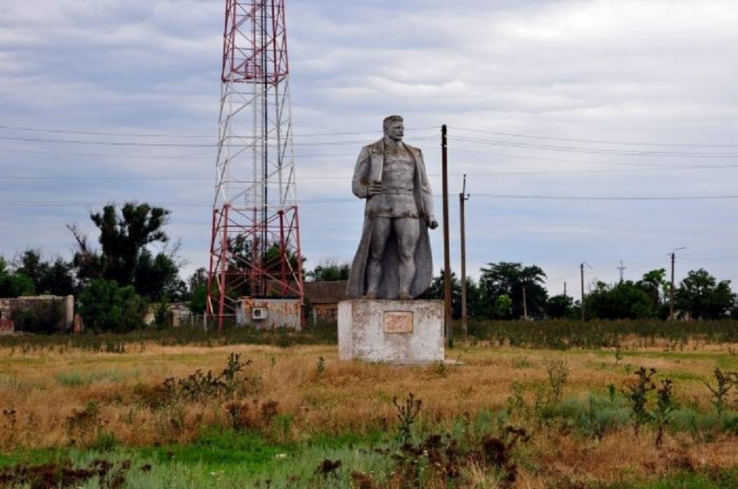 В центрі Агайман, за радянської влади було встановлено пам’ятник комуністу Михайлу Фрунзе, який керував боротьбою проти армії Української Народної Республіки (УНР). В середині грудня 2021 року пам’ятник Фрунзе в Агайманах демонтували відповідно до Закону про декомунізацію. Проте після окупації населеного пункту росіянами, пам’ятник Фрунзе знову було встановлено. Фото з окупаційних соцмереж