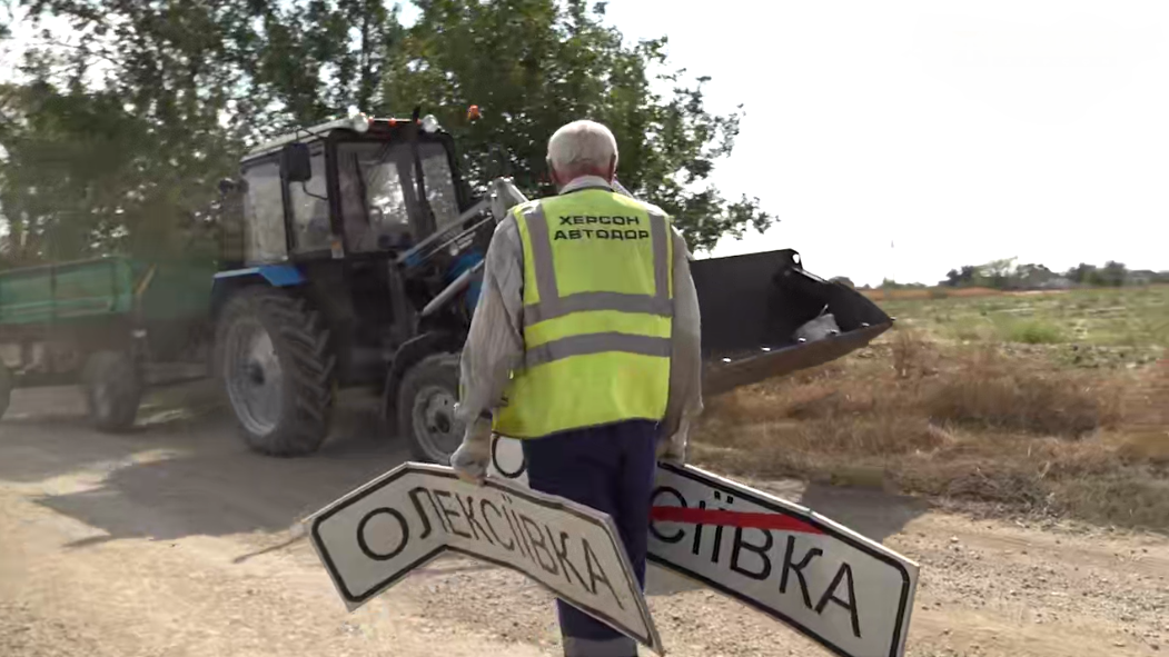 Демонтаж дорожніх знаків окупантами у Генічеській громаді Херсонської області. Скриншот відео окупаційних соцмереж
