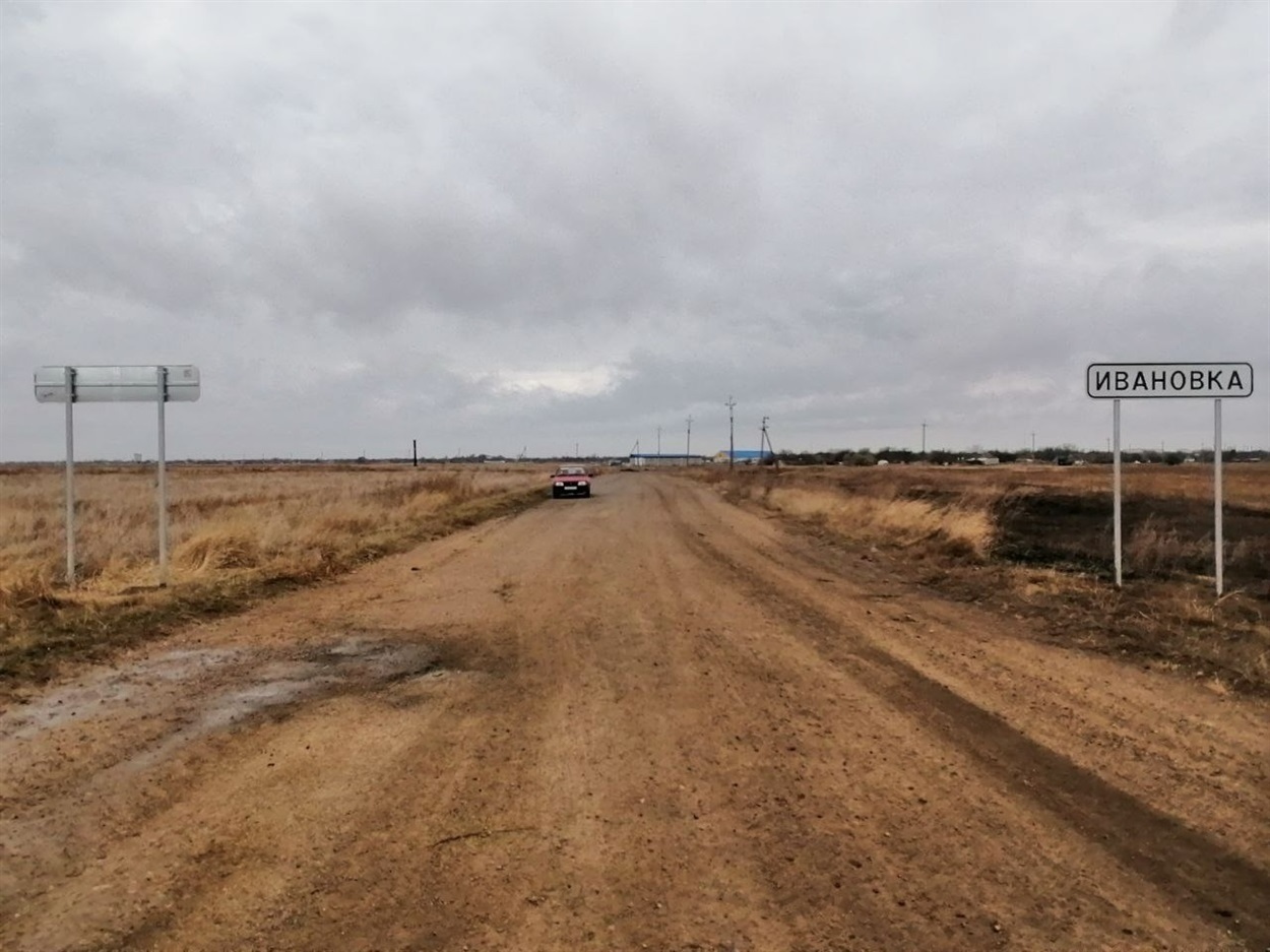 Демонтаж дороговказів, виконаних українською мовою, зафіксовано на території тимчасово окупованої Іванівської ОТГ Генічеського району Херсонської області. Фото з окупаційних соцмереж
