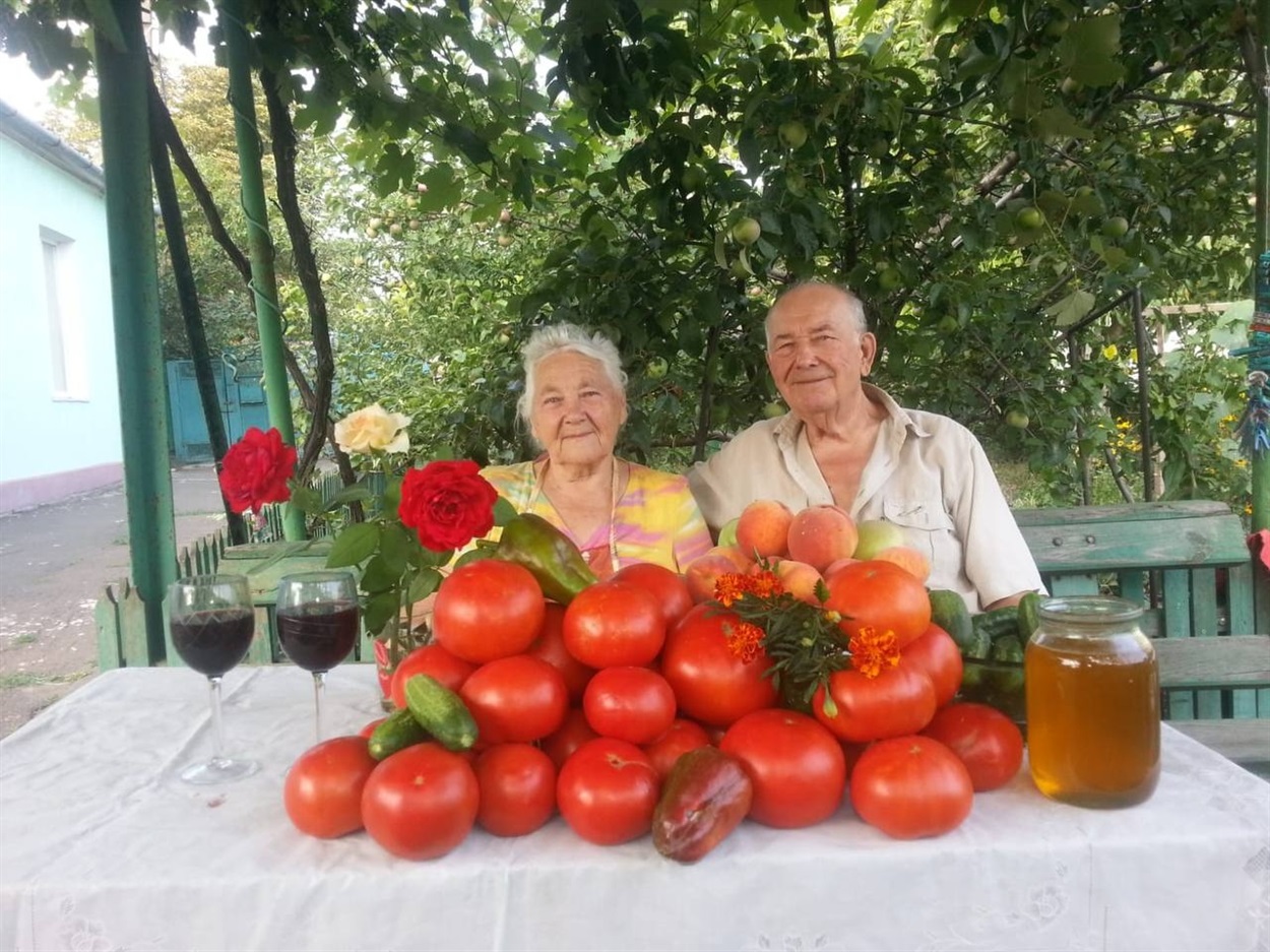 Георгій Поляков з дружиною у дворі свого будинку у Волновасі