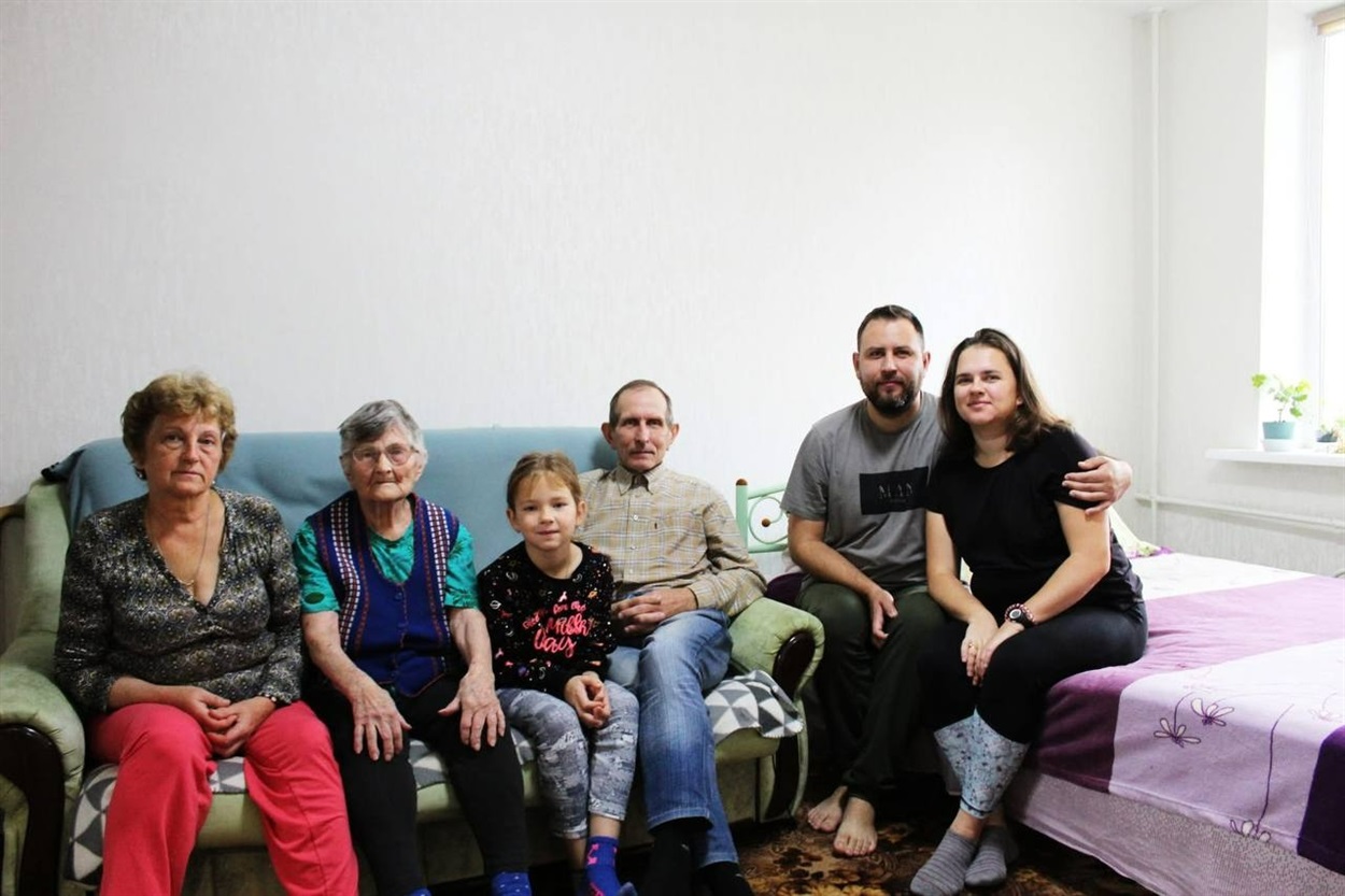Фото з родиною у новій квартирі