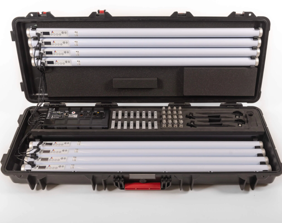 Відкритий транспортувальний кейс Astera Titan Tube 8-Light Kit з вісьмома трубками, блоком Titan PowerBox, тримачами та металевими шпильками.